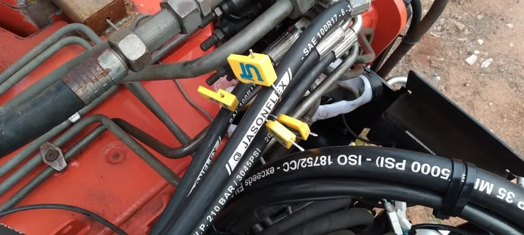 Mangueira hidráulica JASONFLEX com o módulo-chip amarelo acoplado